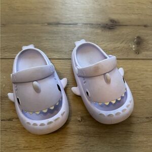Shark-Themed Kids' Clogs - Purple